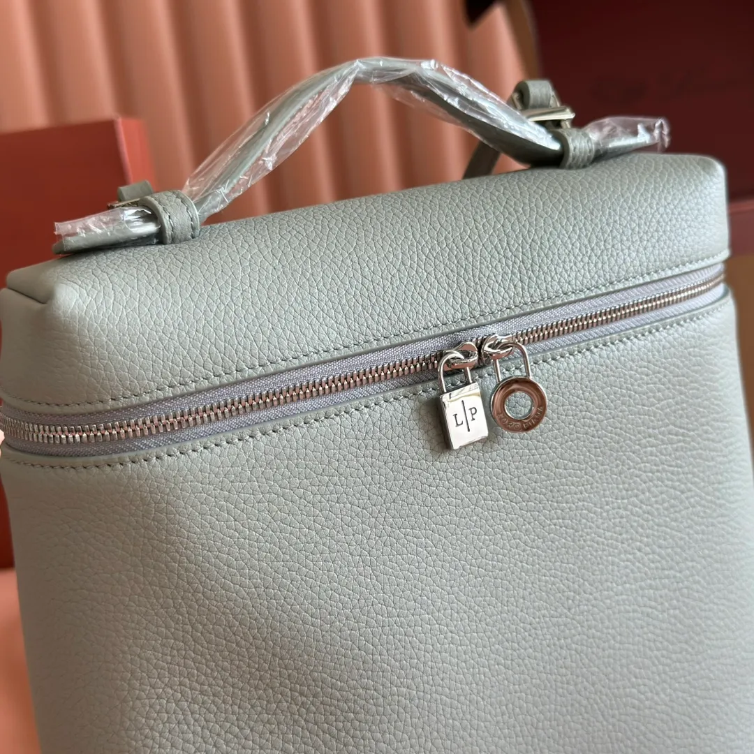 p1360💋💋💋【Original leather all-steel configuration counter complete package】Loro pianaExtra Pocket L23.5 Backpack Calfskin/Goods This Extra Pocket soft calfskin backpack has a unique trapezoidal appearance. A hint of natural grain gives the backpack character and enhances the softness of the leather. The practical design makes it the ideal accessory for busy everyday life. Dimensions: Length 21✖️Height 23.5✖️Width 8cm Dimensions are measured manually, please understand if there are slight errors Leather handle with shoulder strap Two-way zipper closure, zipper pull embellished with MY Charms pendant